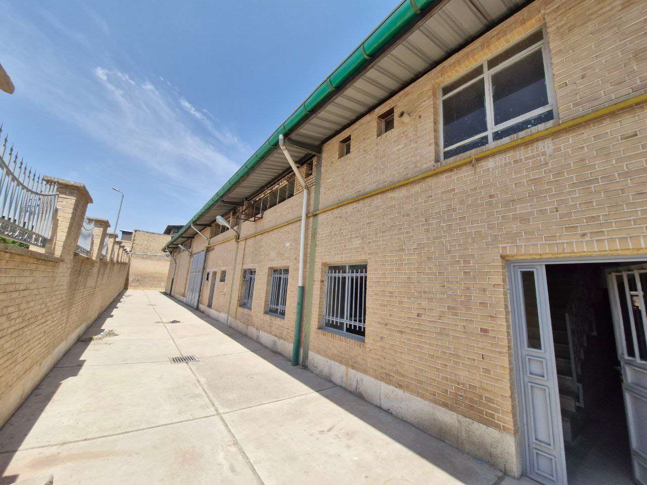 اجاره سوله تولید سلفون و نایلون با پروانه معتبر - شهرک صنعتی عباس‌آباد 1400 متر _ املاک صنعت سوله