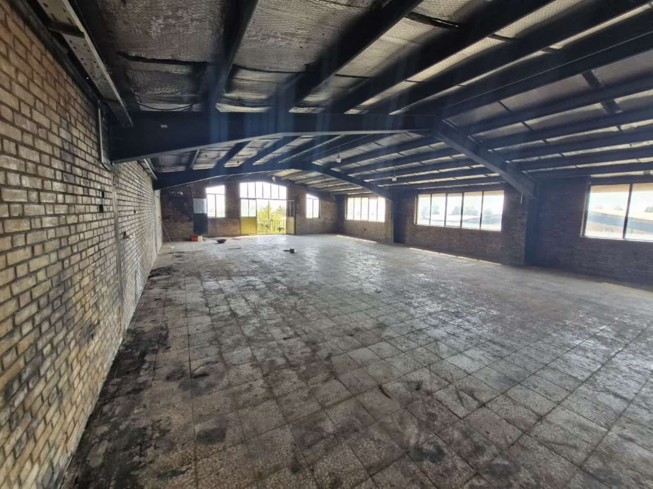 سوله مجهز با پروانه چوب و مبل برای اجاره در عباس‌آباد _ املاک صنعت سوله