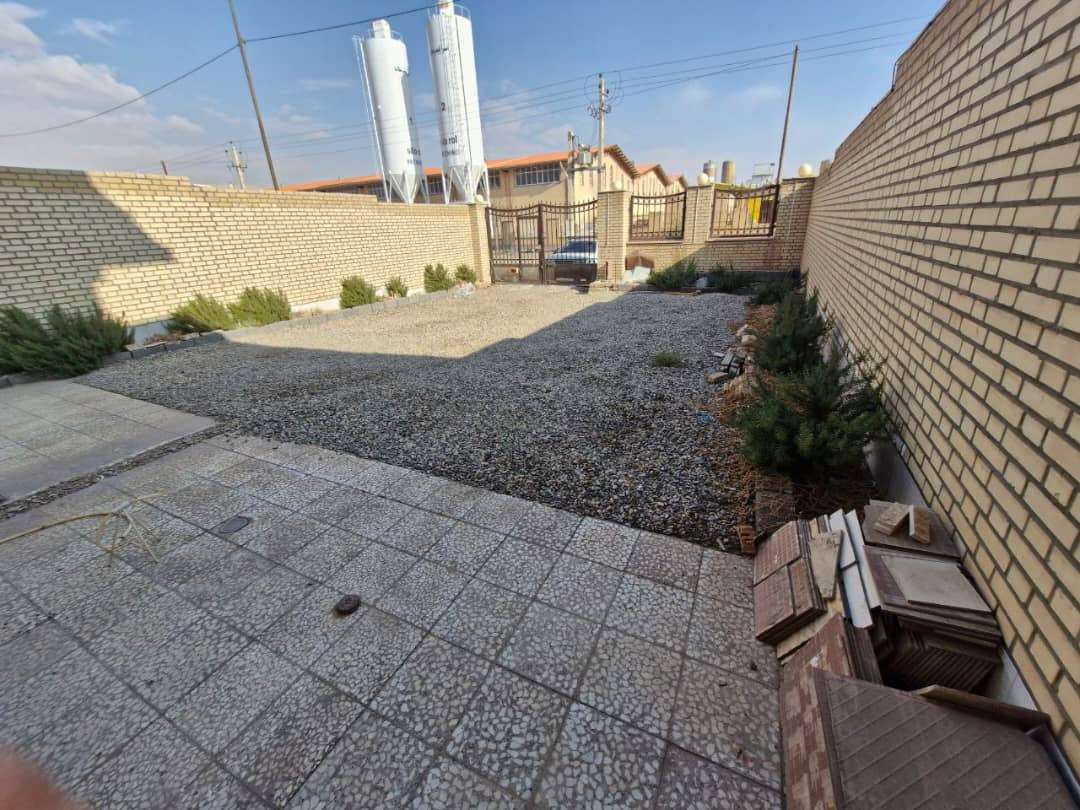  فروش کارخانه تولید شوینده با پروانه معتبر - شهرک صنعتی گرمسار450متر _ املاک صنعت سوله