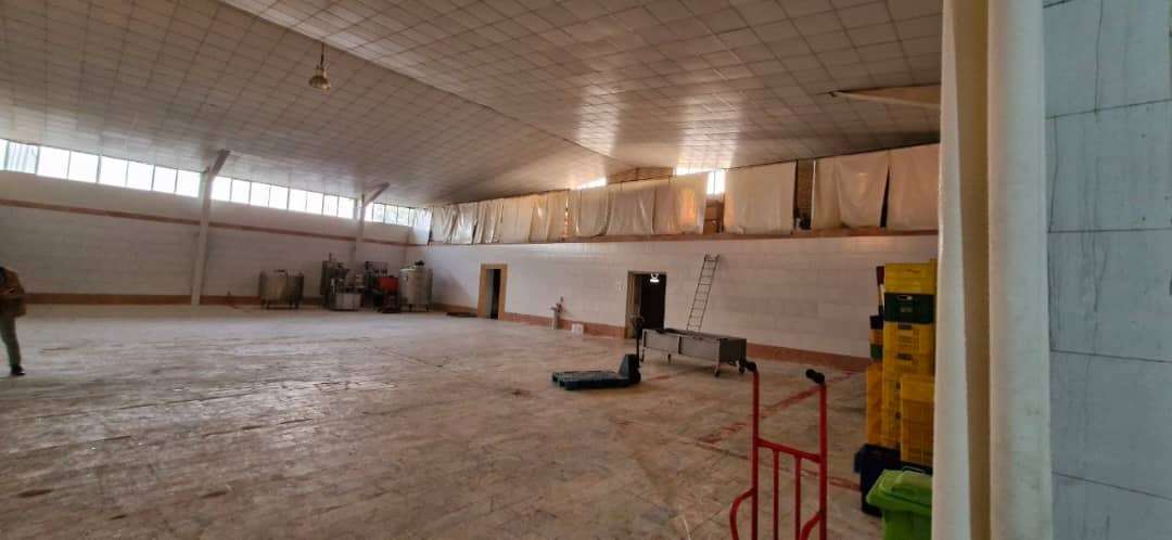 فروش کارخانه تولید لبنیات با تجهیزات کامل - شهرک صنعتی عباس‌آباد _ املاک صنعت سوله