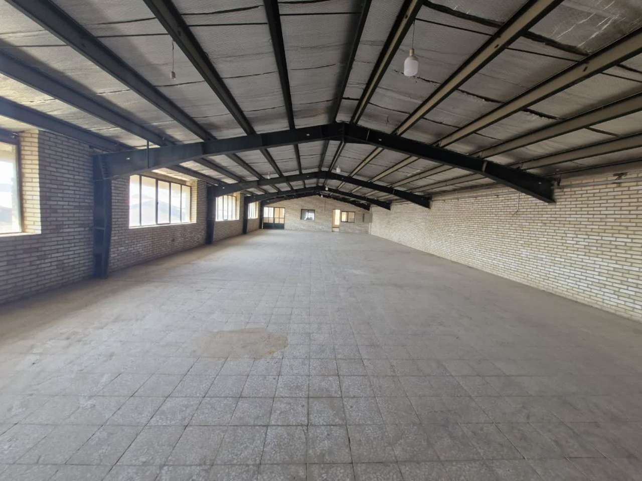 سوله مجهز با پروانه چوب و مبل برای اجاره در عباس‌آباد _ املاک صنعت سوله