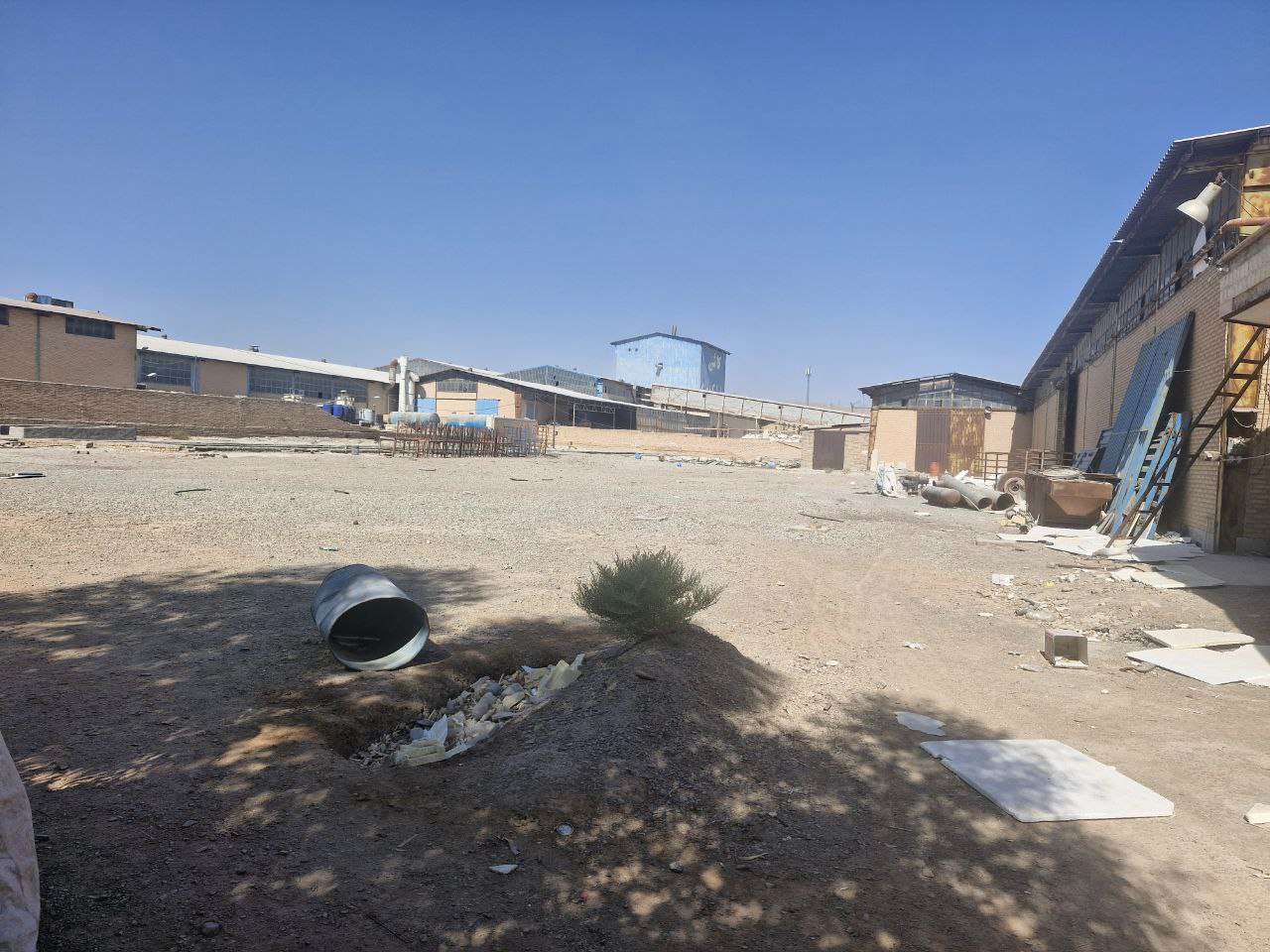 فروش سوله تولید قطعات بتونی با پروانه معتبر - شهرک صنعتی ایوانکی 1300 متر _ املاک صنعت سوله