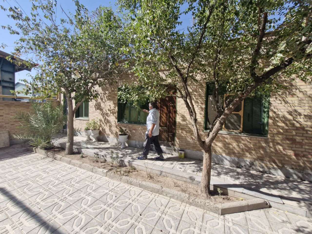 سوله مجهز با پروانه چوب و مبل برای اجاره در عباس‌آباد _ املاک صنعت سوله